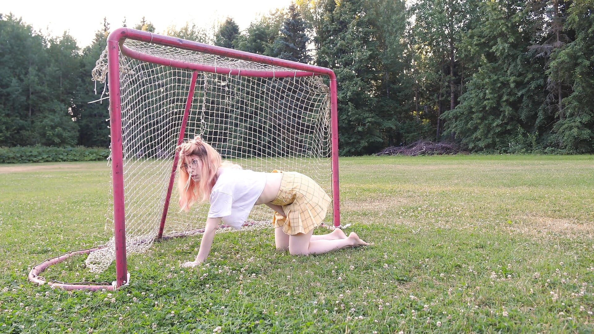 When I think I am alone in the field (but no) – video modela na kameri illegaldream
