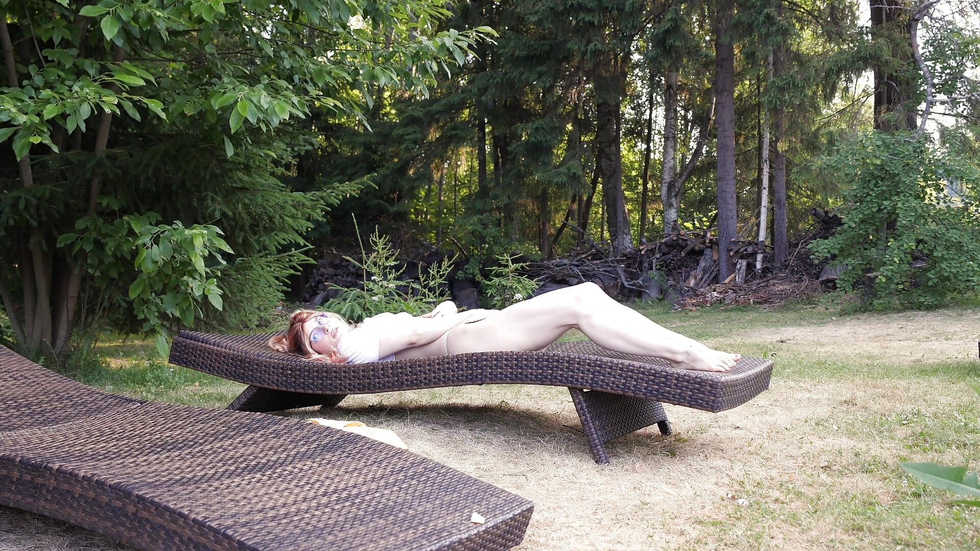 Outdoor pool – video modela na kameri illegaldream
