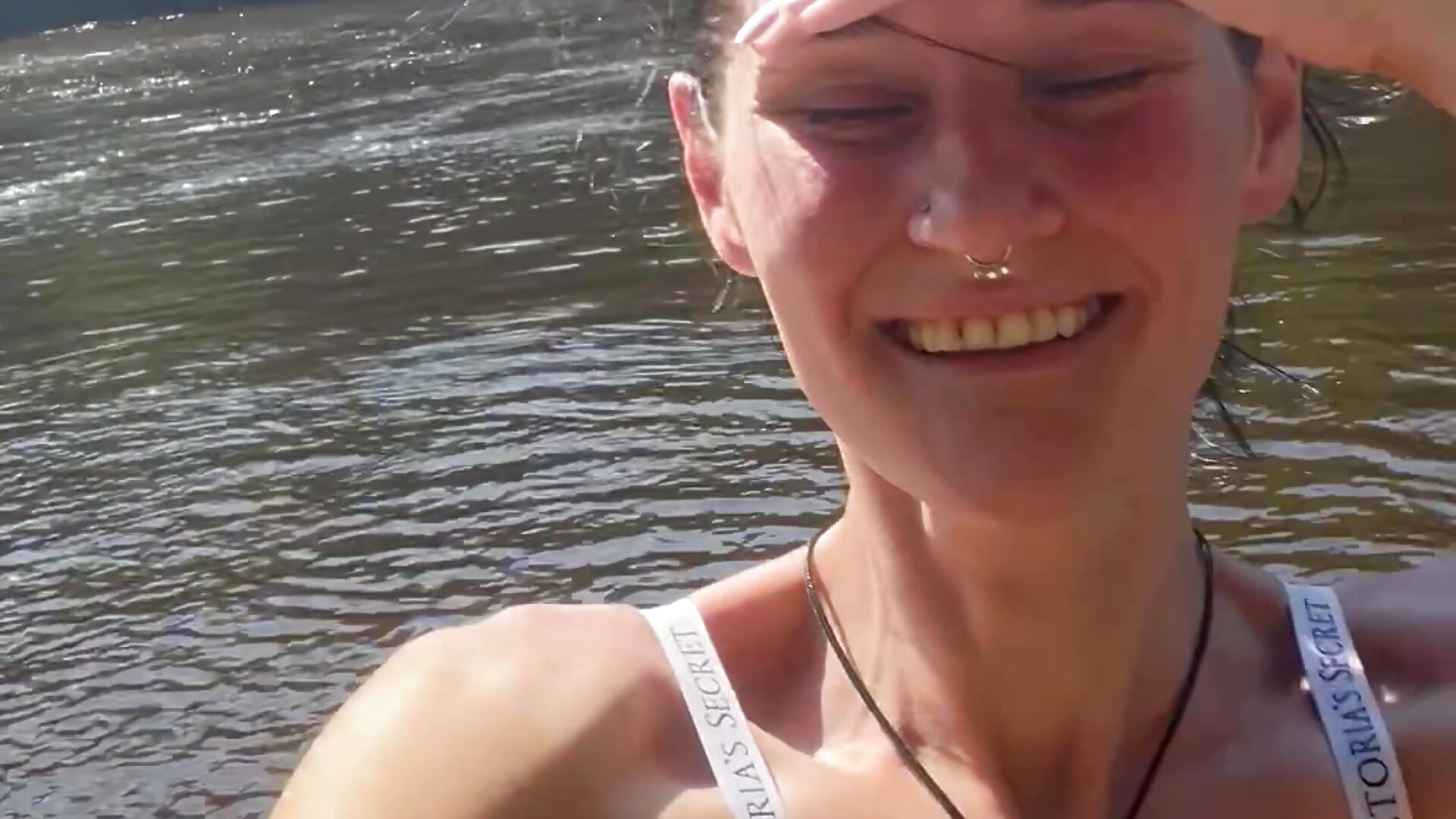 At my family’s beach - vídeo de la modelo de cam lolabunny9