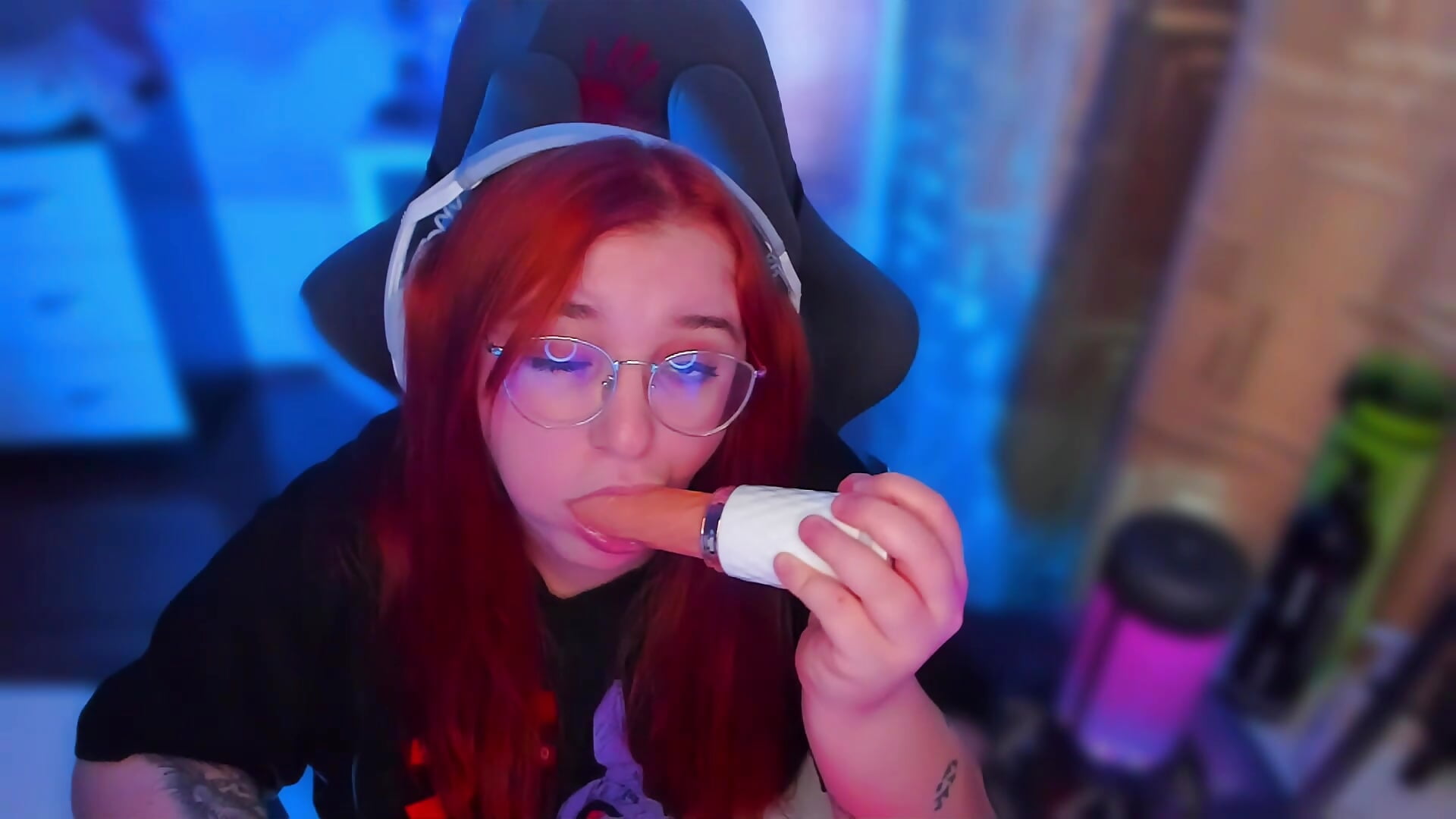 Sucking dildo and thinking about your dick ;)