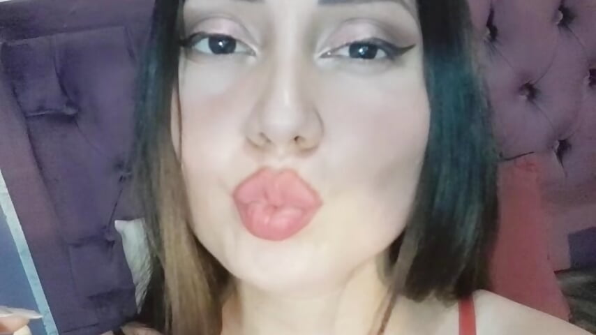 enjoy my kiss - video by juliana_diaz cam model