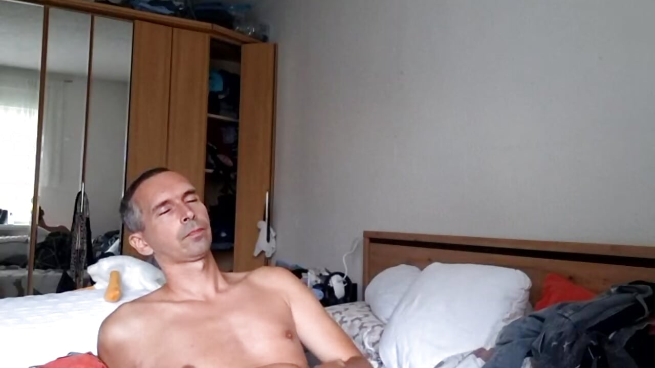 Abgespritzt im Bett - video by Geiler-boy313 cam model