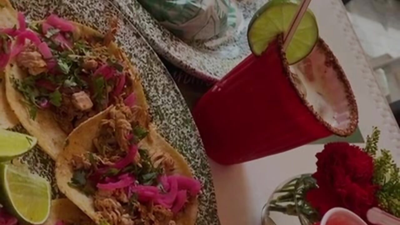 Comiendo algo rico en mi día libre 😜 - video by carolgaita cam model