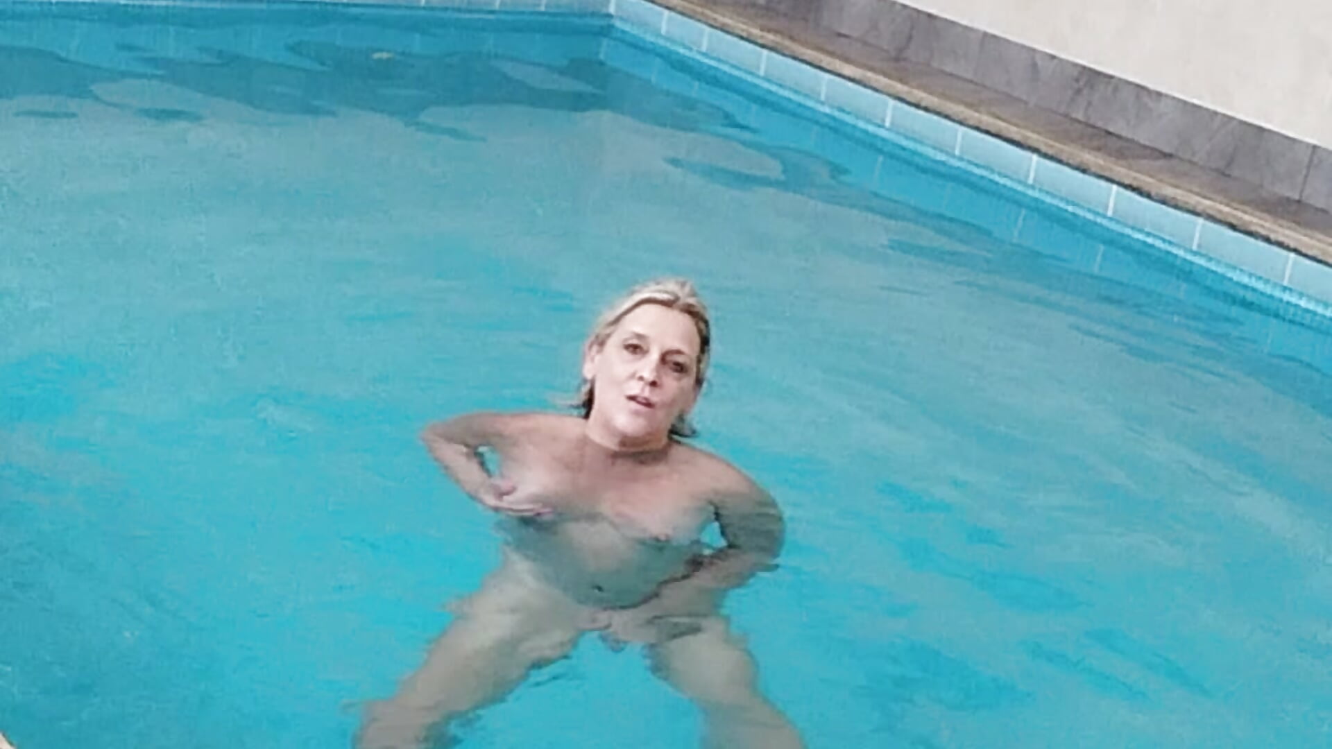 Je me touche dans la piscine 🤪