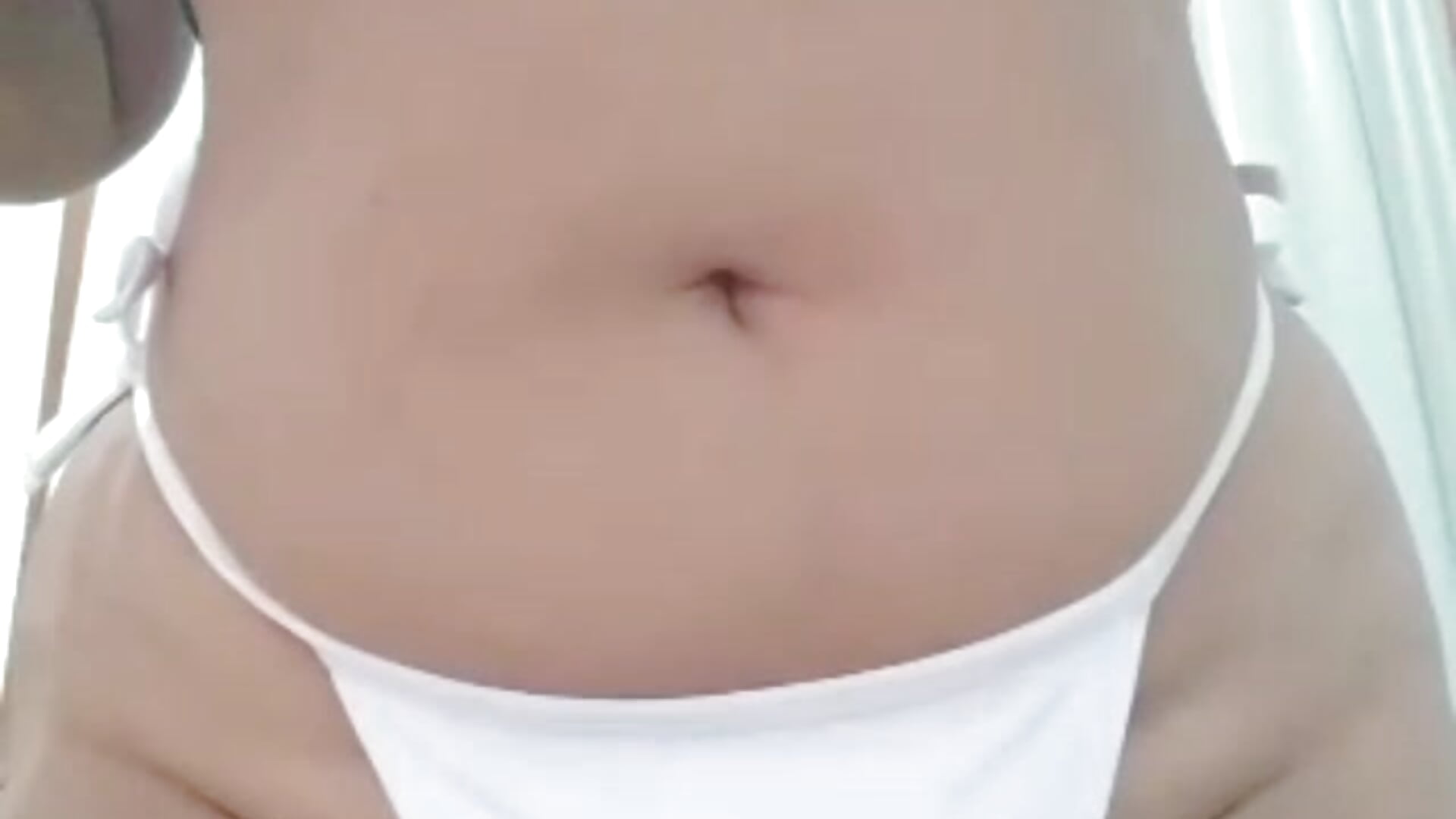 busty brazilian sensualizing taking off bikini - video oleh model kamera lannasantiago