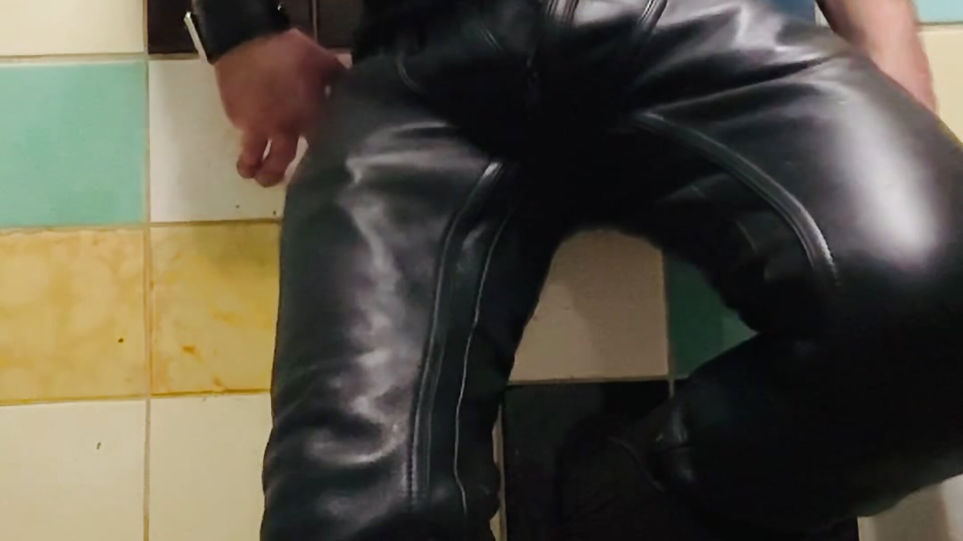 Basement Leather - vidéo de HardcorePig33