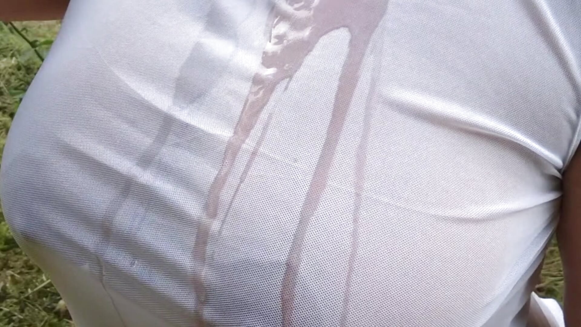 💦 ON MOUILLE LA ROBE 💦 transparence/boobs/eau :)