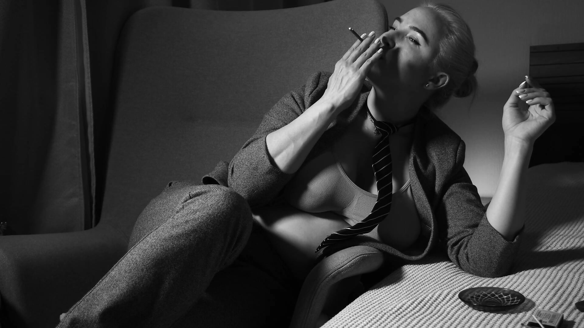 Noir smoking– eseniyavl kameramodell videója