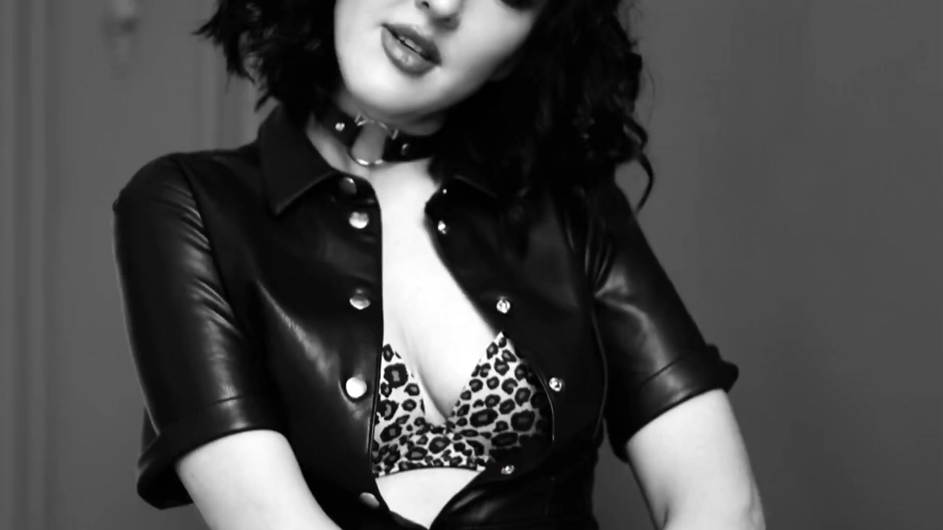 I look like - video by MissGulia cam model