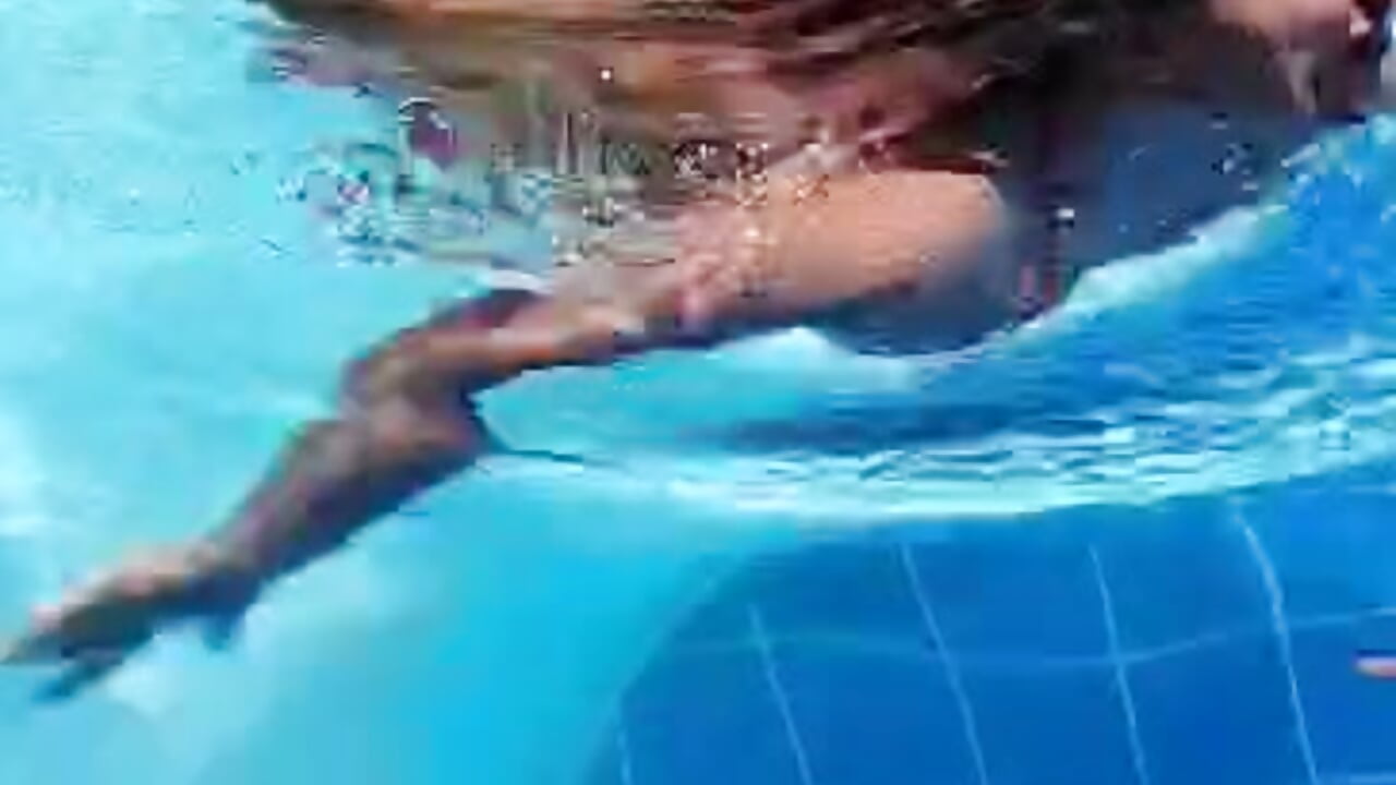 Ndanna swimming in the pool - video av JhordanAndDanna cam-modell