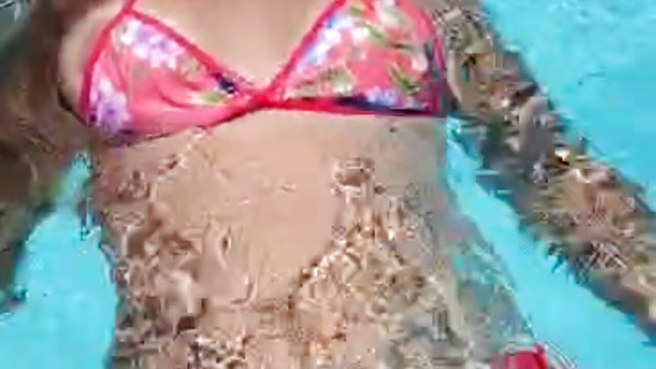 Danna in the pool - video av JhordanAndDanna cam-modell