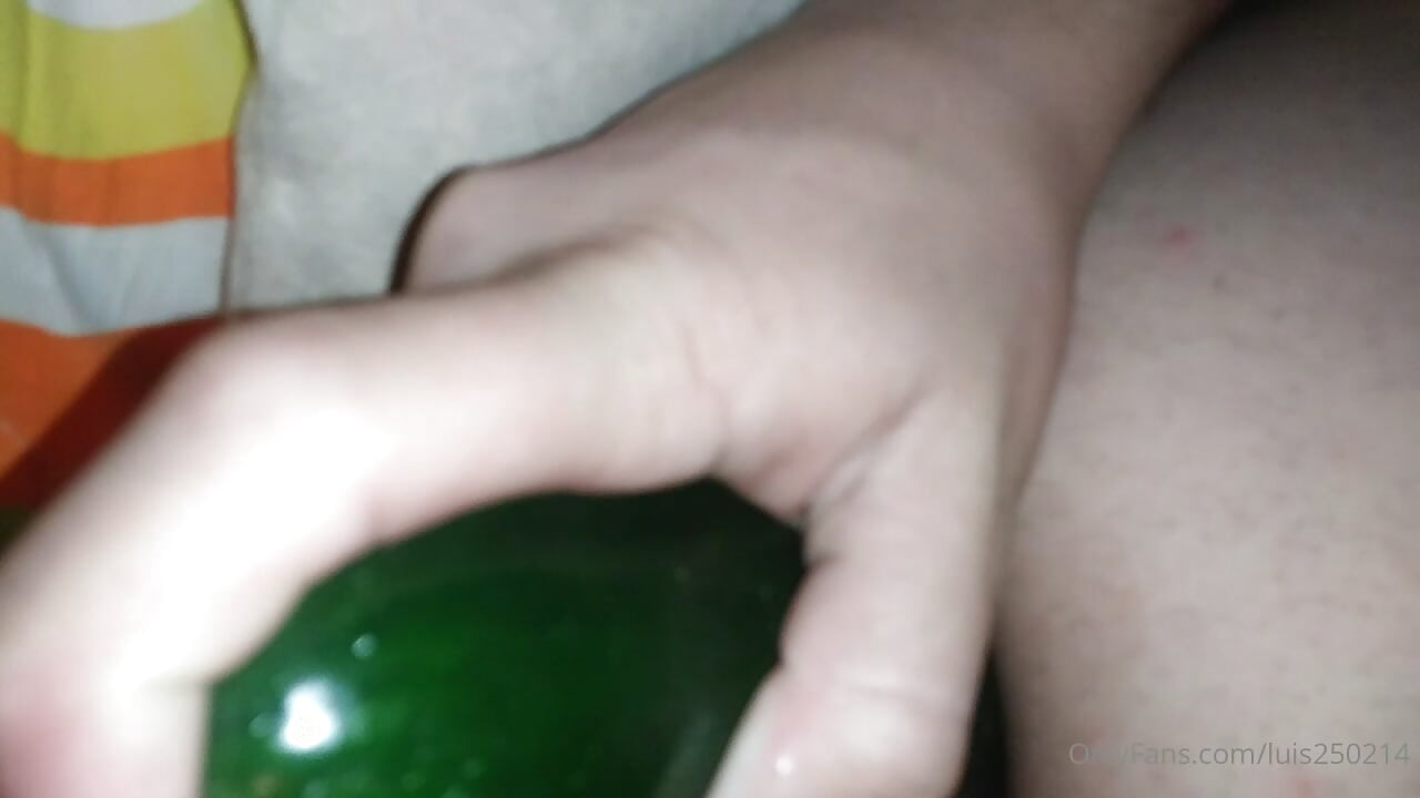 playing with the cucumber .. - βίντεο μοντέλου Neil_and_isaac