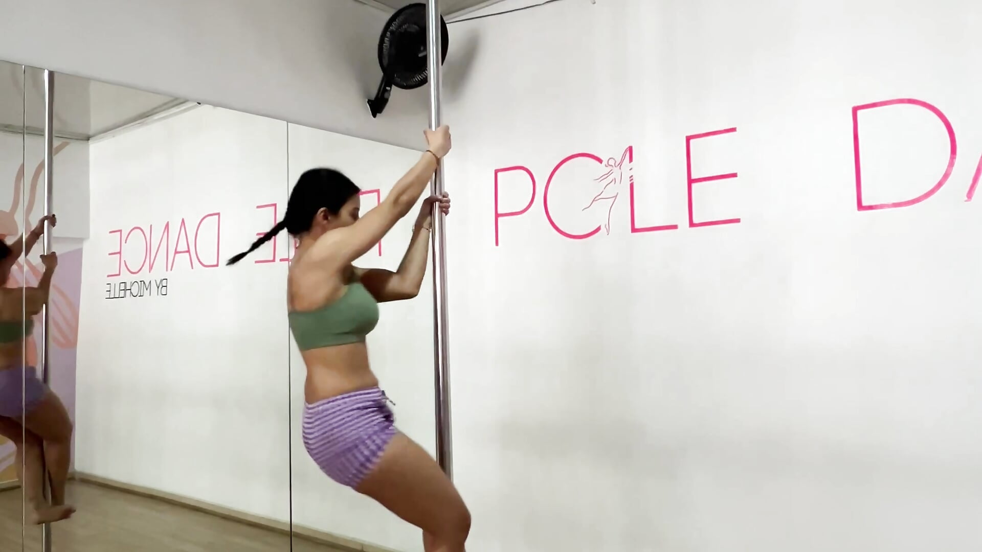 Exercising … 💪🏻 - video by Arenne_rouse cam model