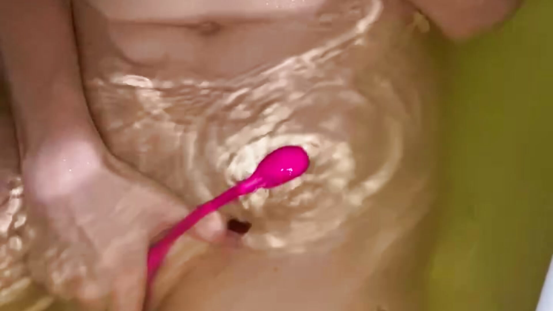 Madame joue dans son bain