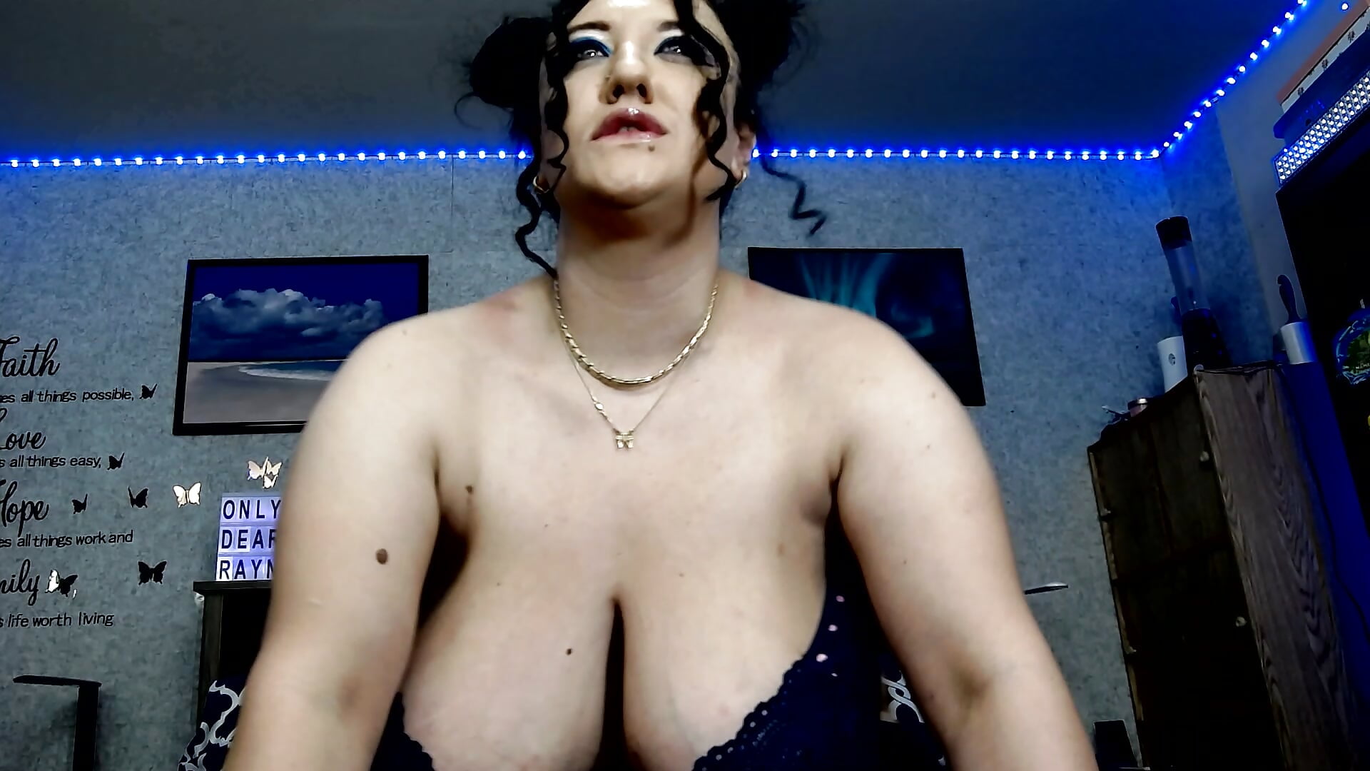 POV POSE AND DROP MY BOOBS CLOSE UP! - Rayna 的视频