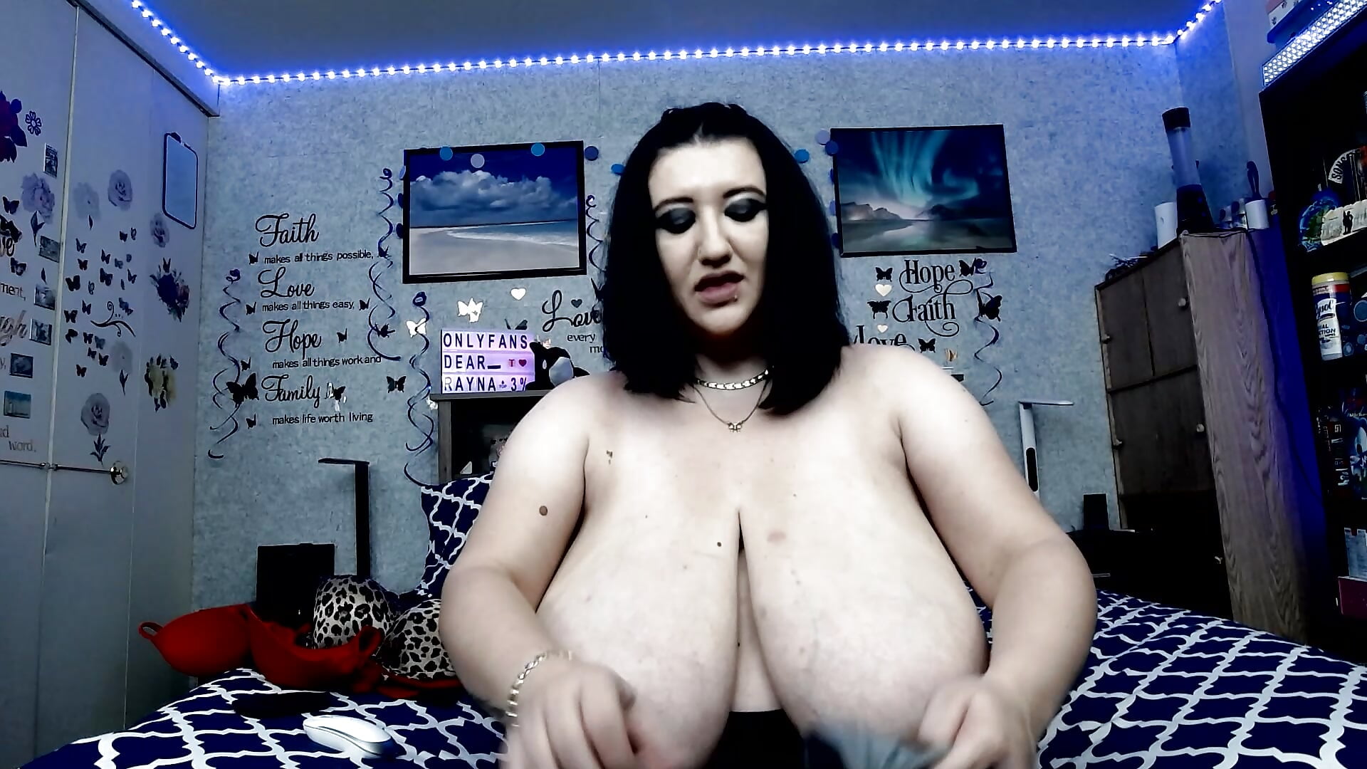 TRYING ON TINY BRAS ON MY MASSIVE TITS! - Rayna 的视频