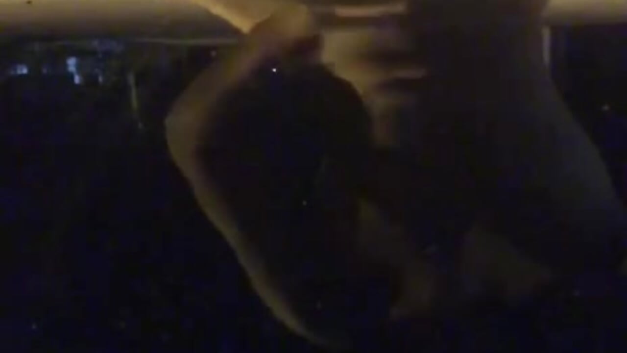 Desnudo corriendome sobre un carro desconocido en la calle - video av noporjuan2382 cam model