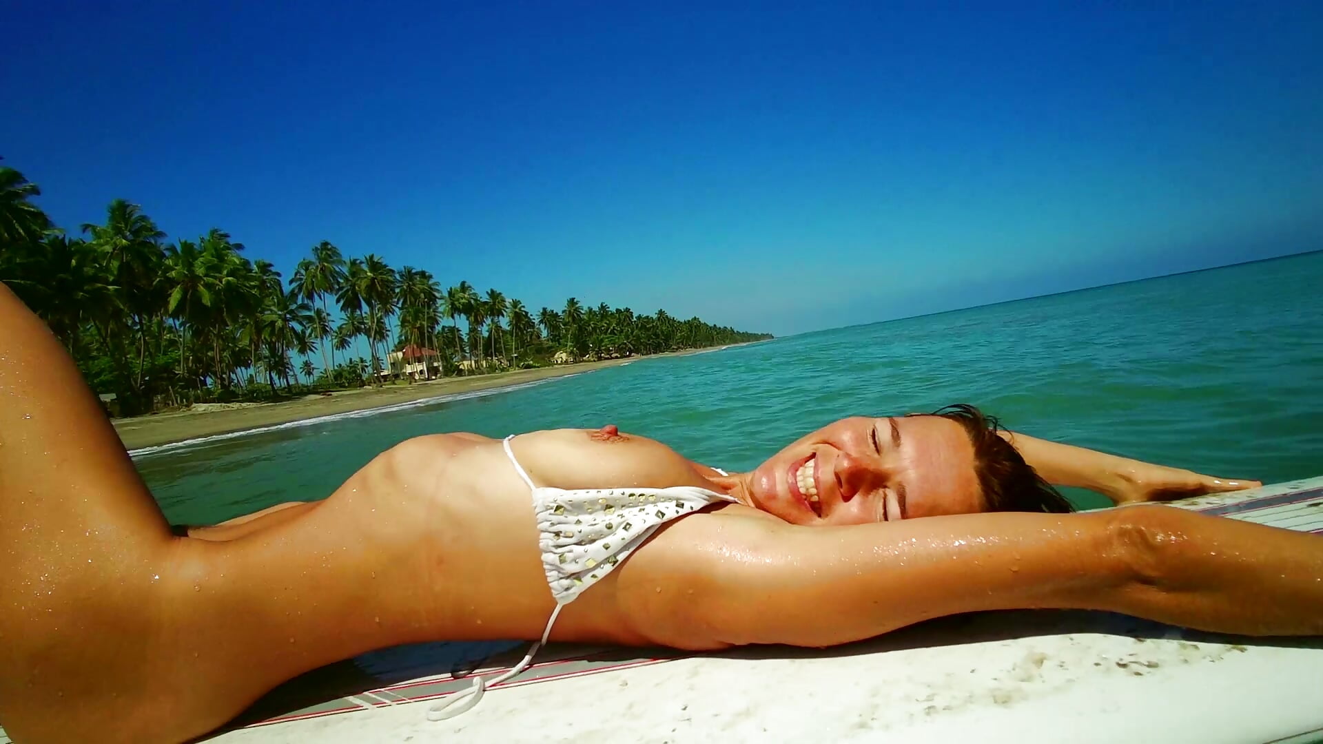 Hot Surfer On Paradise Beach - vídeo de la modelo de cam LucyNatural