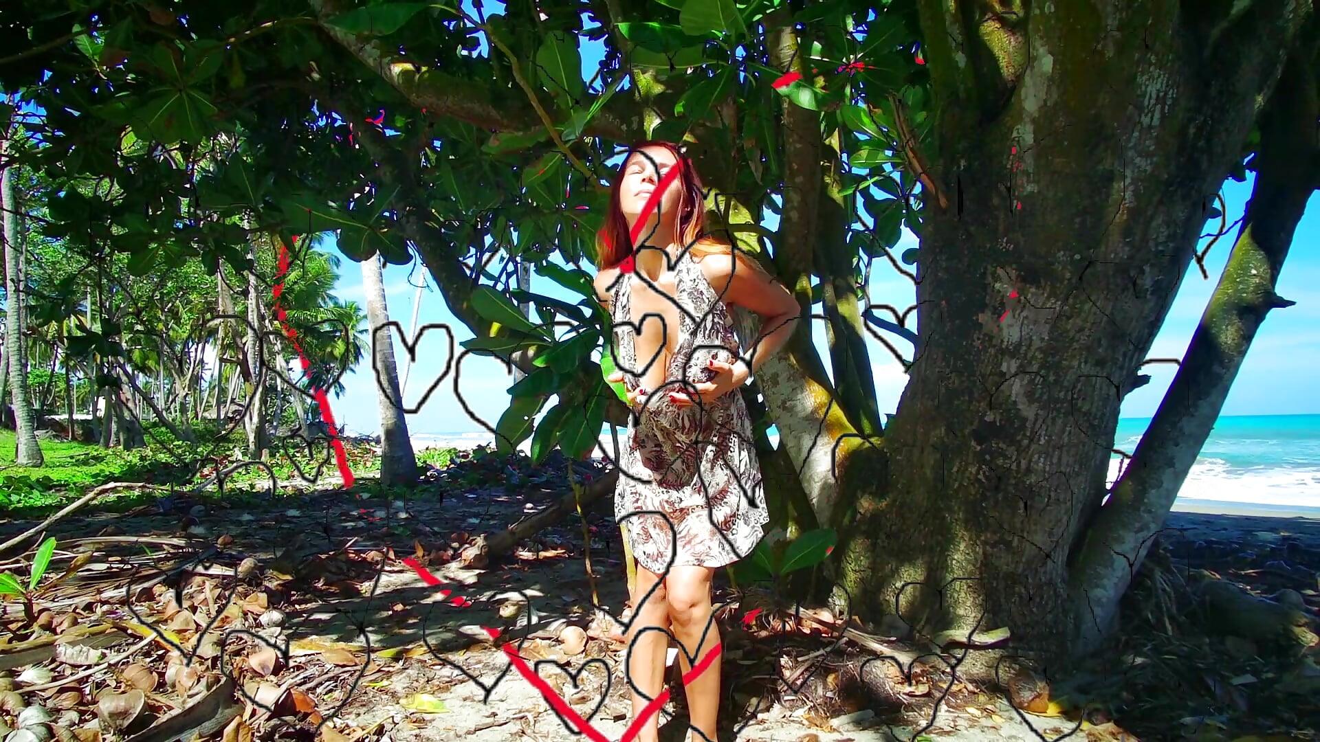 Sensual Striptease On Beach - vídeo de la modelo de cam LucyNatural