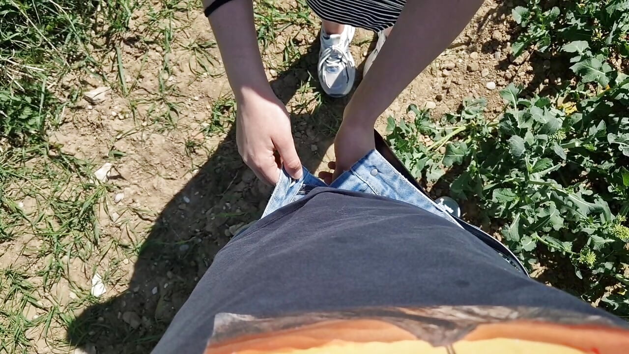 Outdoor neben einem Rapsfeld gefickt