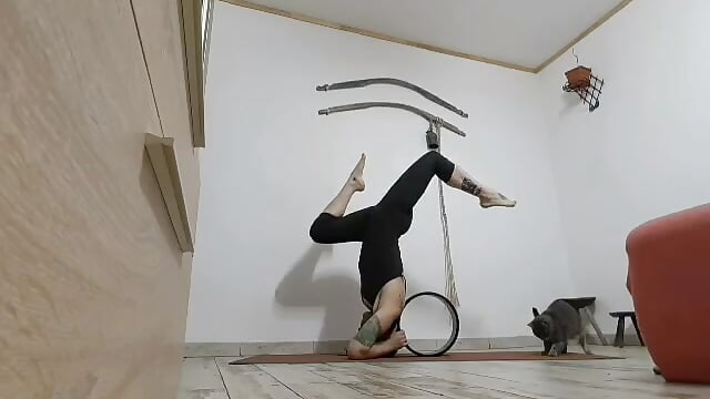 yoga roata - video by Goddess_Inanna cam model