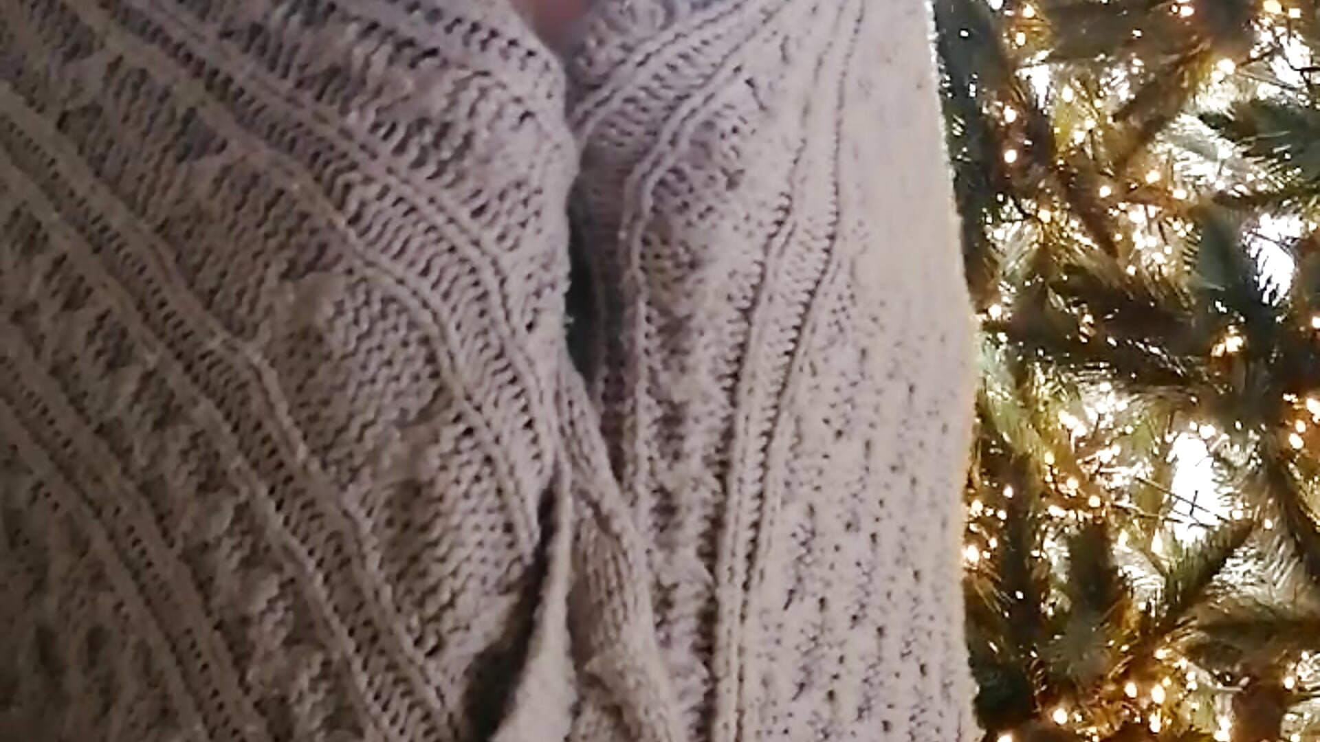 Shake my boobs for you - video by cornflower_mm cam model