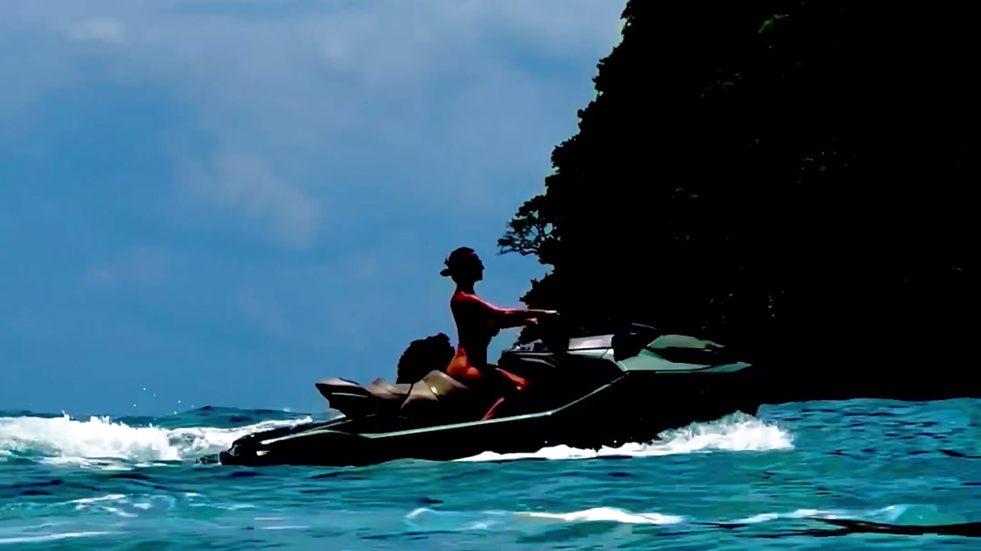 Je pilote nue mon Jetski - video by clarastrip cam model