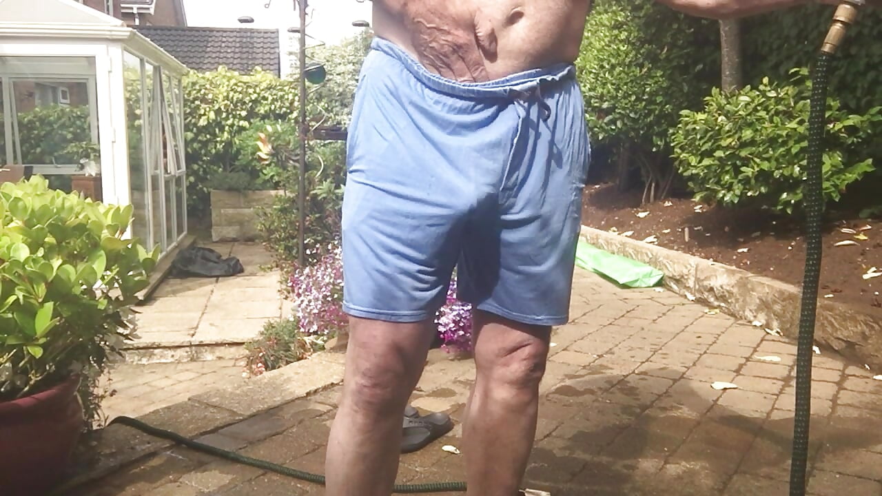 naked gardening, watering, mud, hose down, butt plugs - video od modelky/modela pedrey1