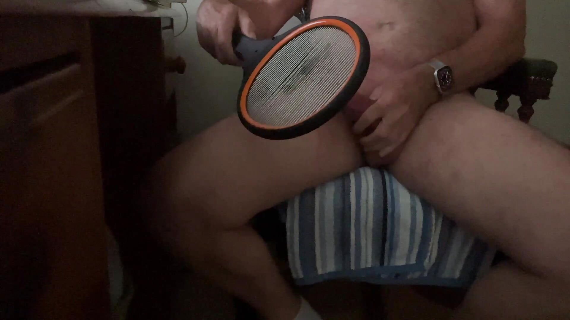 Electric fly swatter on my cock and balls - video od modelky/modela pedrey1