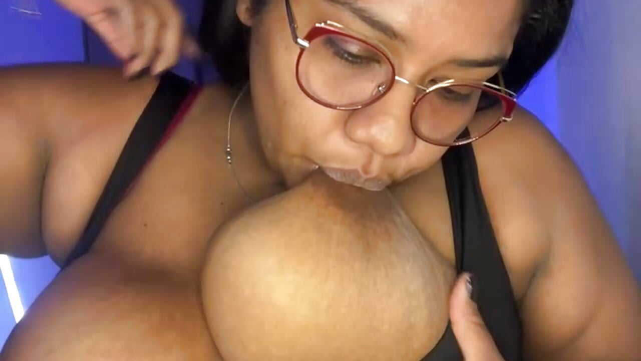 playing with my tits and anal plug 😋