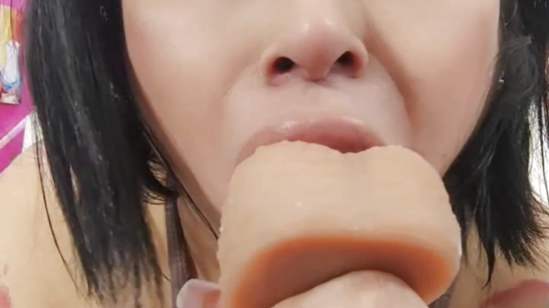 trying to hold a dildo down my throat until my eyes turn red - vídeo de JakelineKitty modelo de câmara