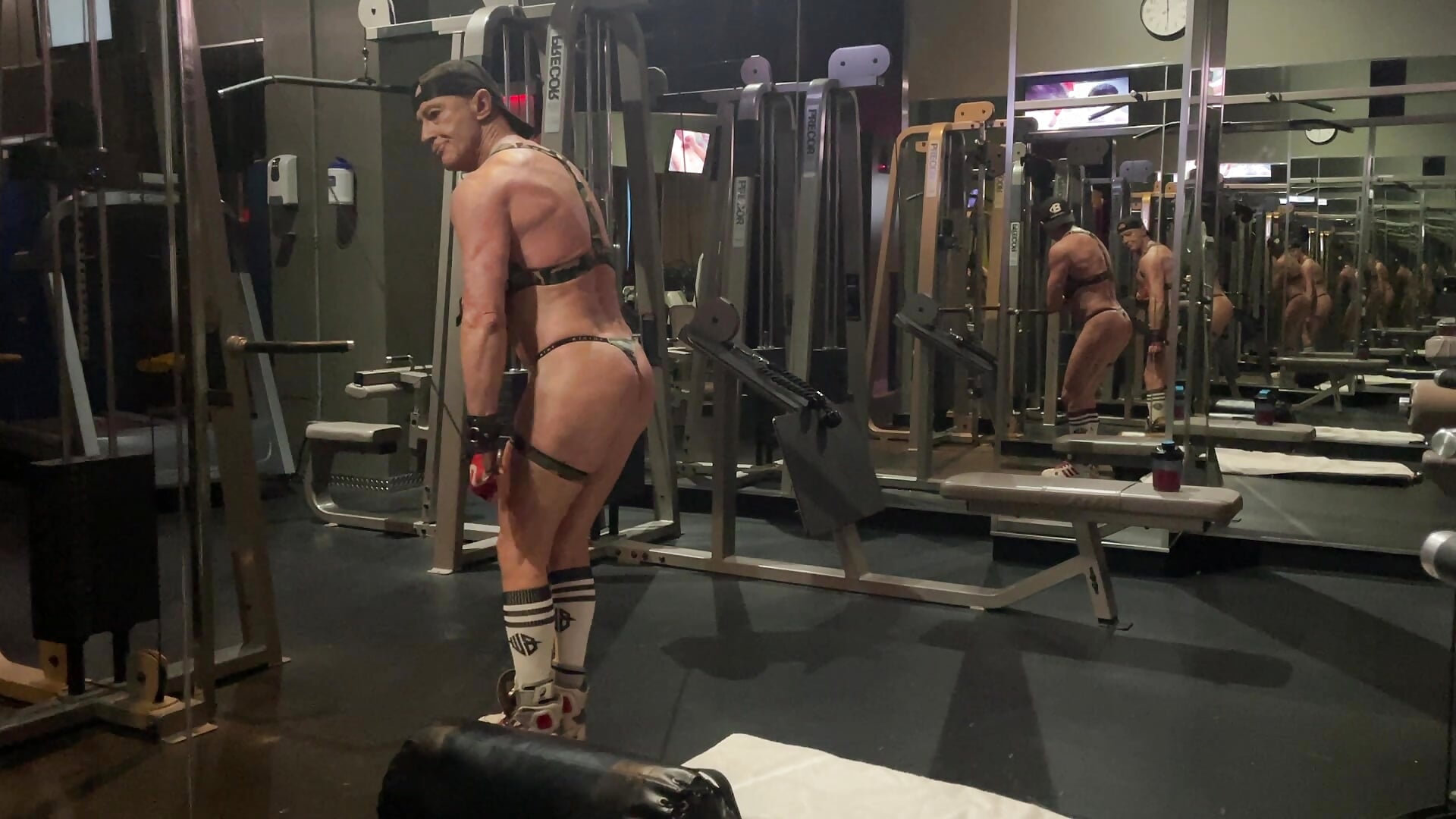 Triceps workout - video by MikyFoxx cam model