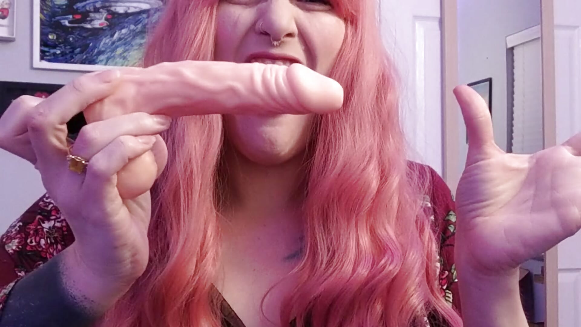 Unboxing my fuck machine - video by royallylit cam model