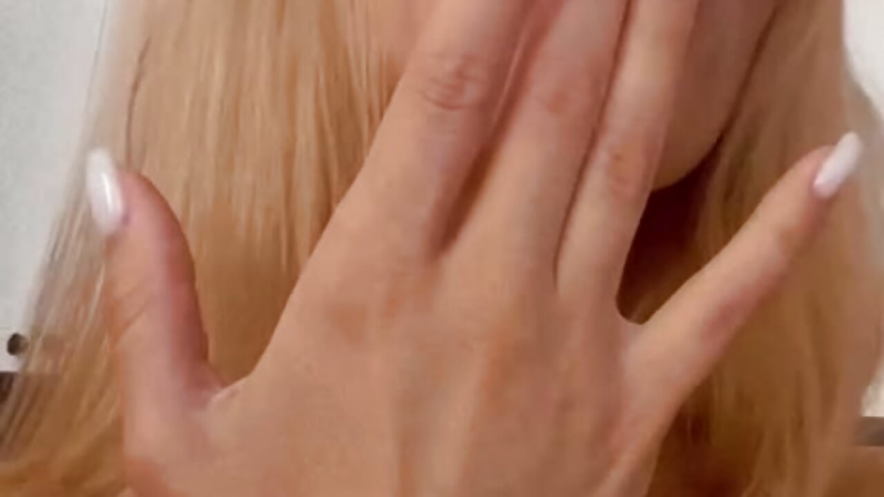 suck fingers – video od webkamerové modelky CharliSweet