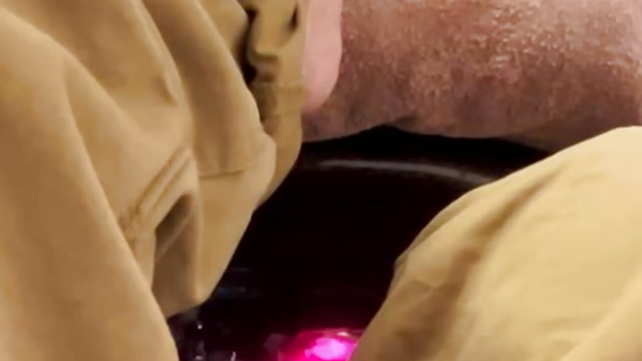 feet FETISCH - prof. pedicure - black latex gloves - video van Etwas_neugierig cam-model