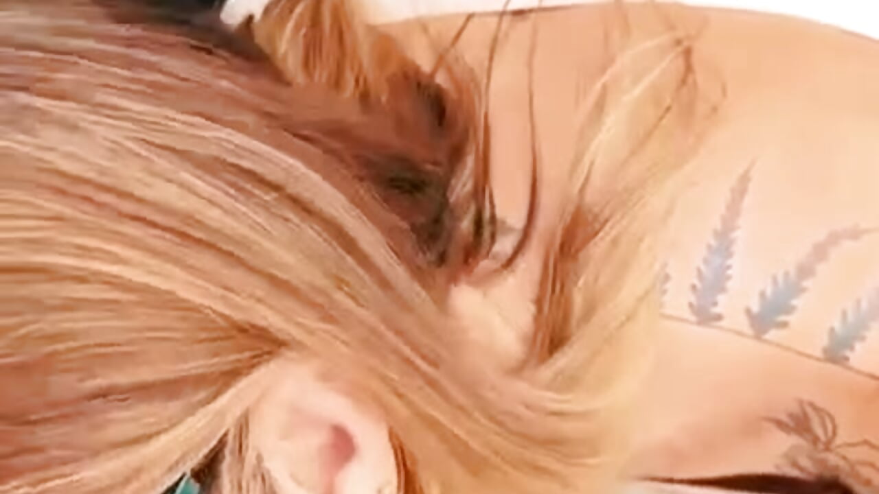 PILOT gets blowjob at the airport - video van Etwas_neugierig cam-model