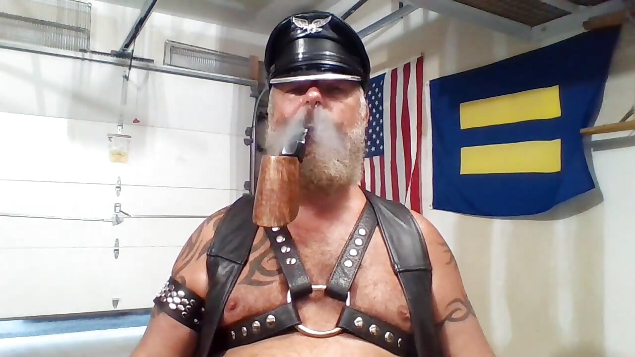 Pipe smoking leather bear - video by FLdbear cam model