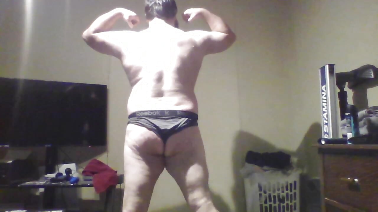 body posing in "speedo" - video di Strongbutgentle36 modella di cam