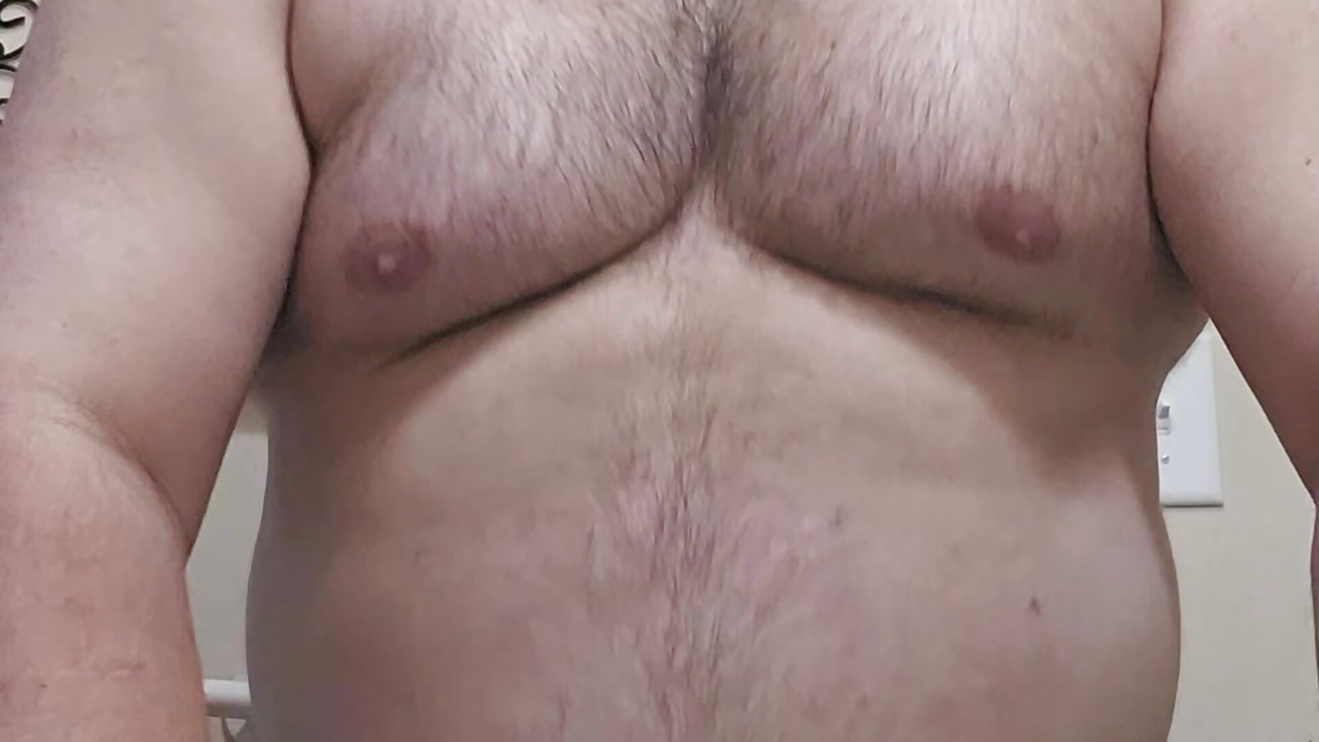 Body posing, pec flexing and showing feet August 2025 - video di Strongbutgentle36 modella di cam