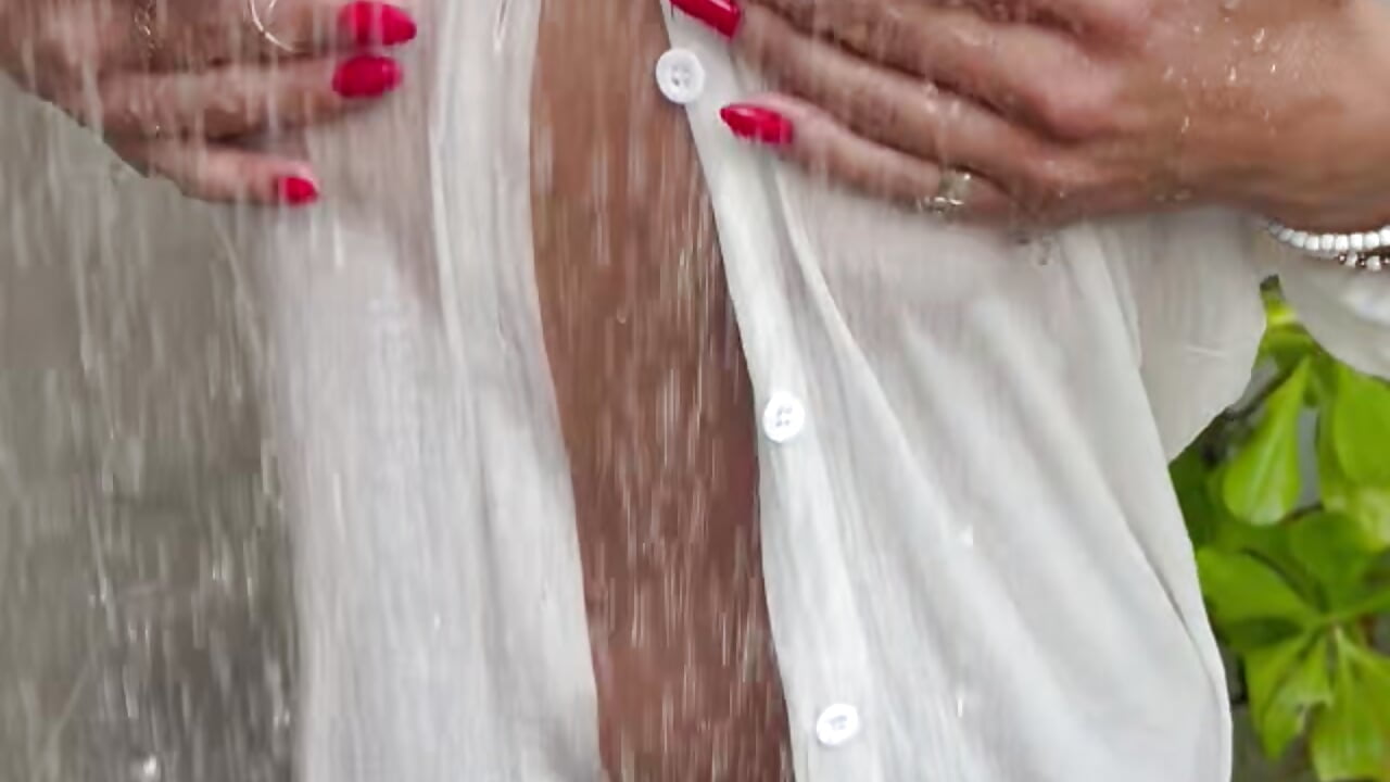 Completely naked in a street shower covered in foam - HelenaRegal 캠 모델의 동영상