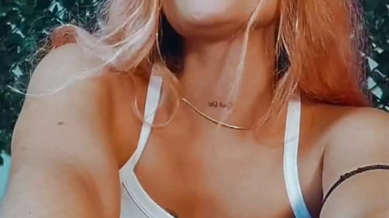 Kiss kiss - video by DestinyHills cam model