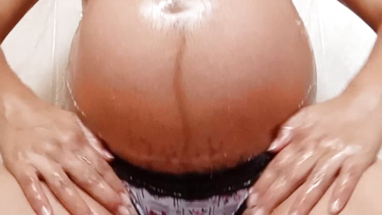 massage in the bathroom of my belly - video oleh model kamera _Estrellita_