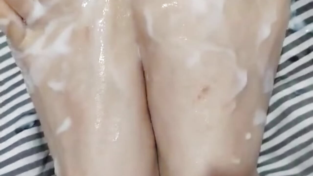 Lotion foot and toenails painted in black. - video av ABIGGAILL cam-modell