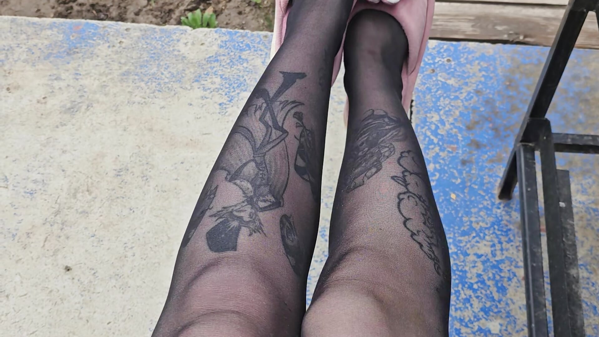 legs in slippers and without (in tights)