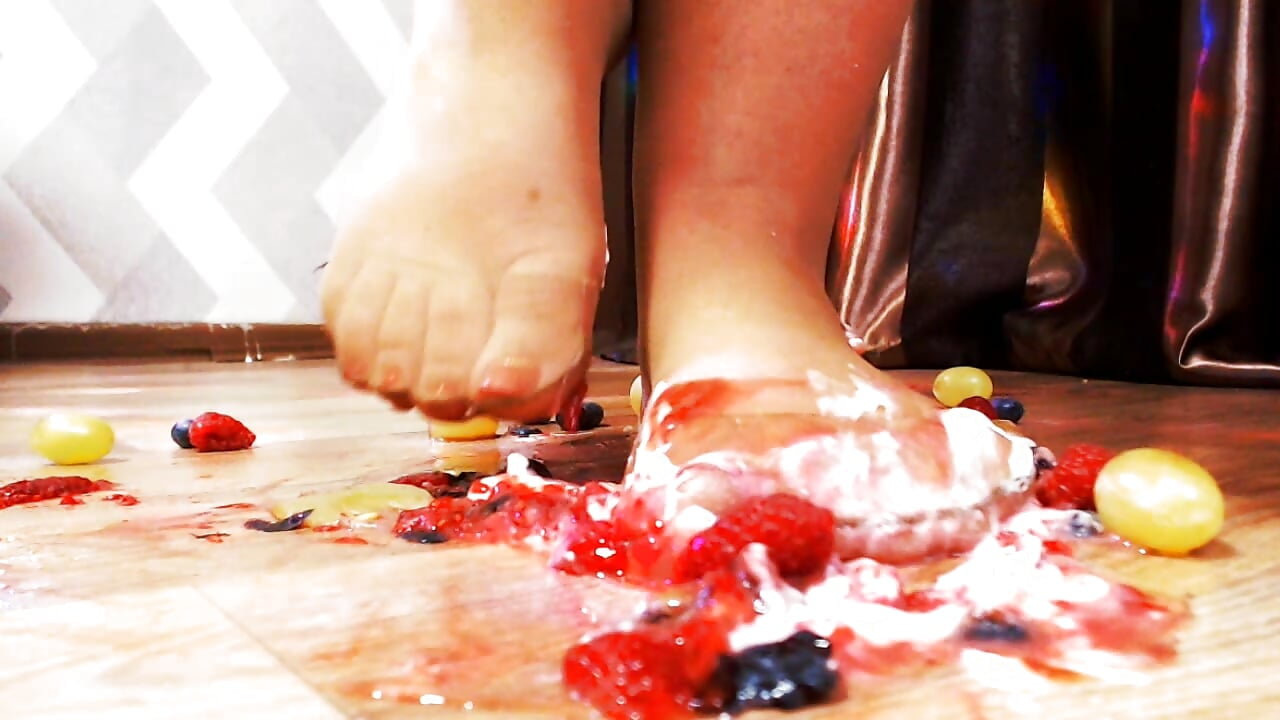 yogurt me and feets - відео від вебкаммоделі HotTiffani