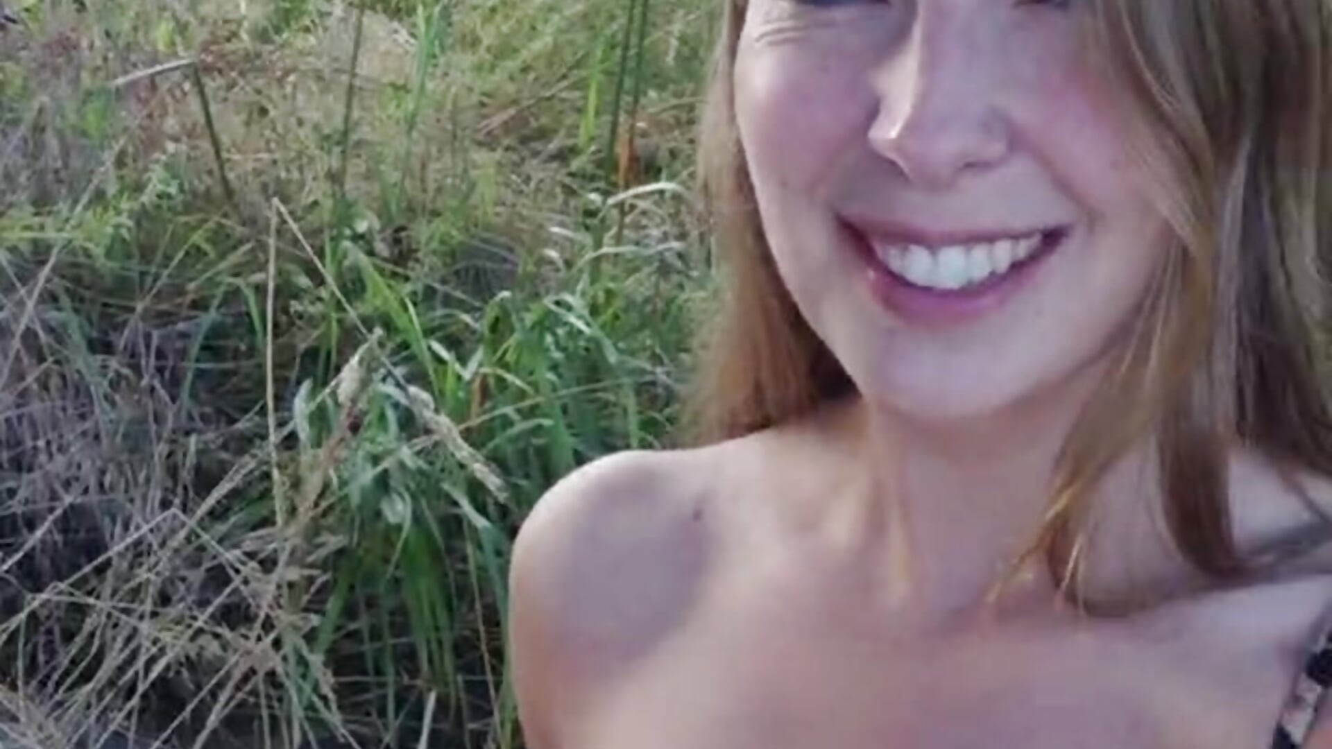 Public pussy play – video modela na kameri Slavic_Siren