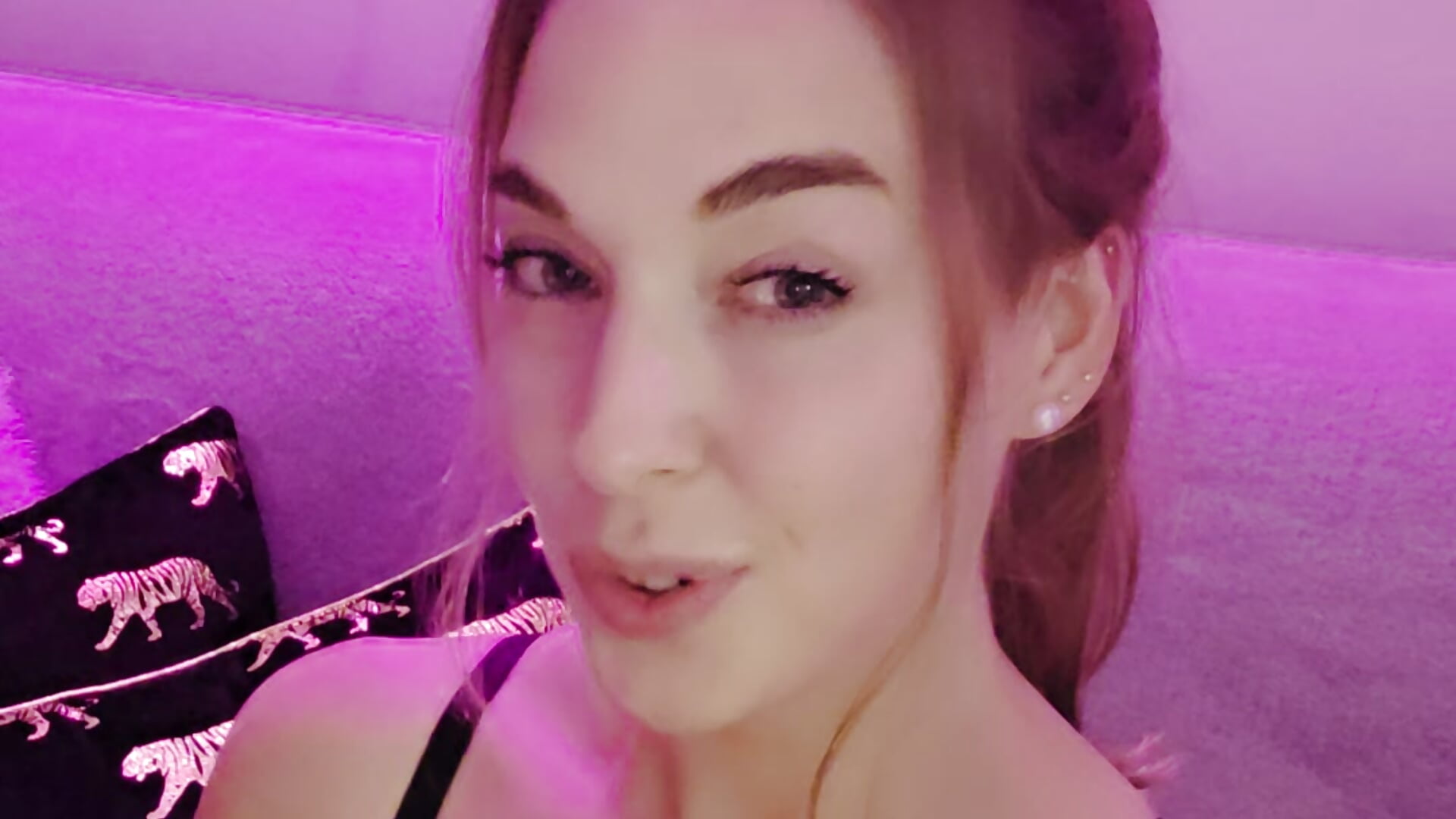 With glasses or without?😛🤩🤩 – video modela na kameri Slavic_Siren