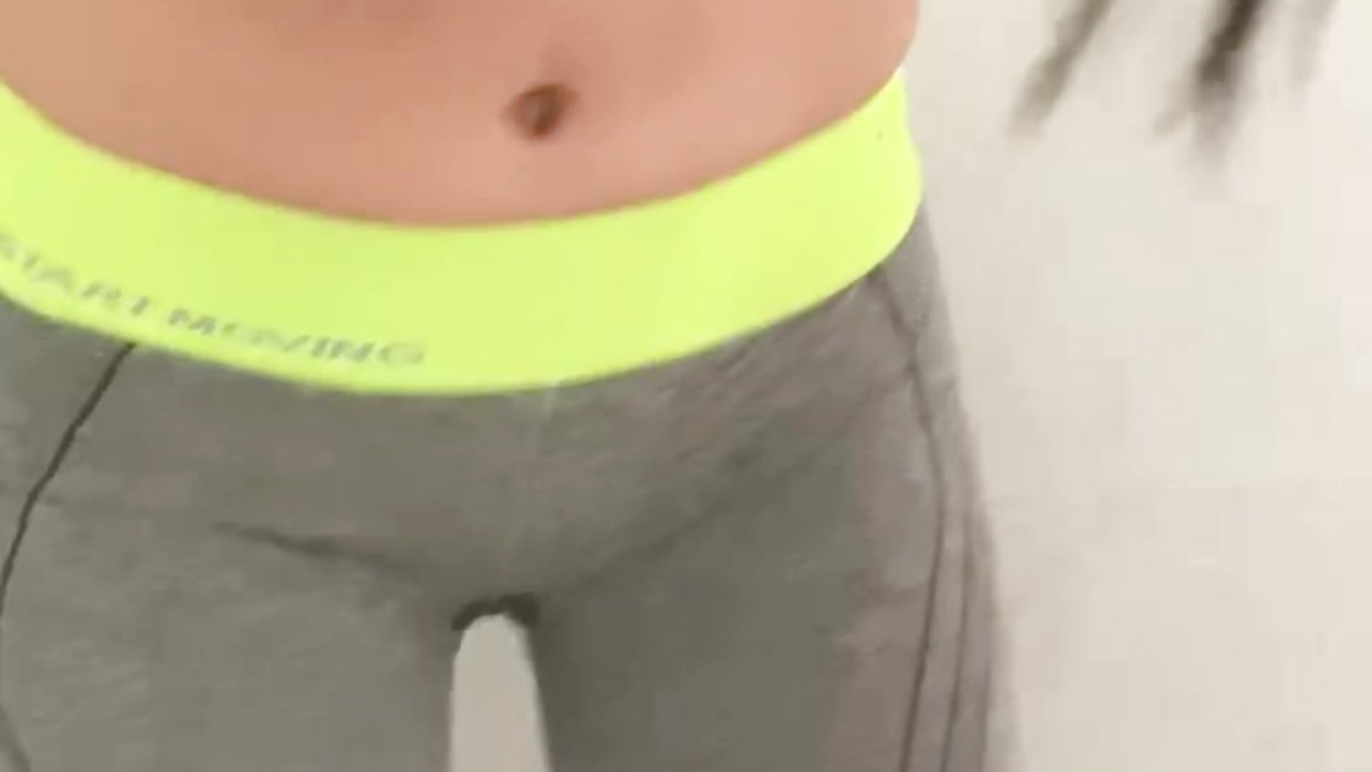 1 minuto di pipì nei leggins da palestra