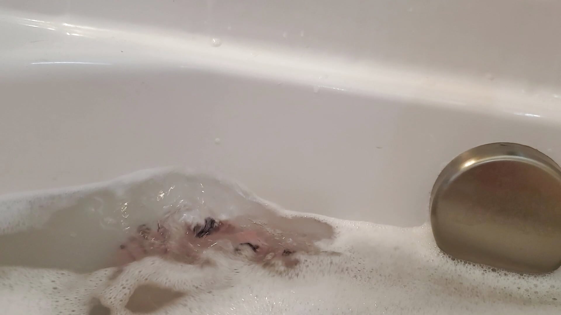 FEET AND SOLES AND TOES IN THE BATH! - video by SweetandNaughty1 cam model