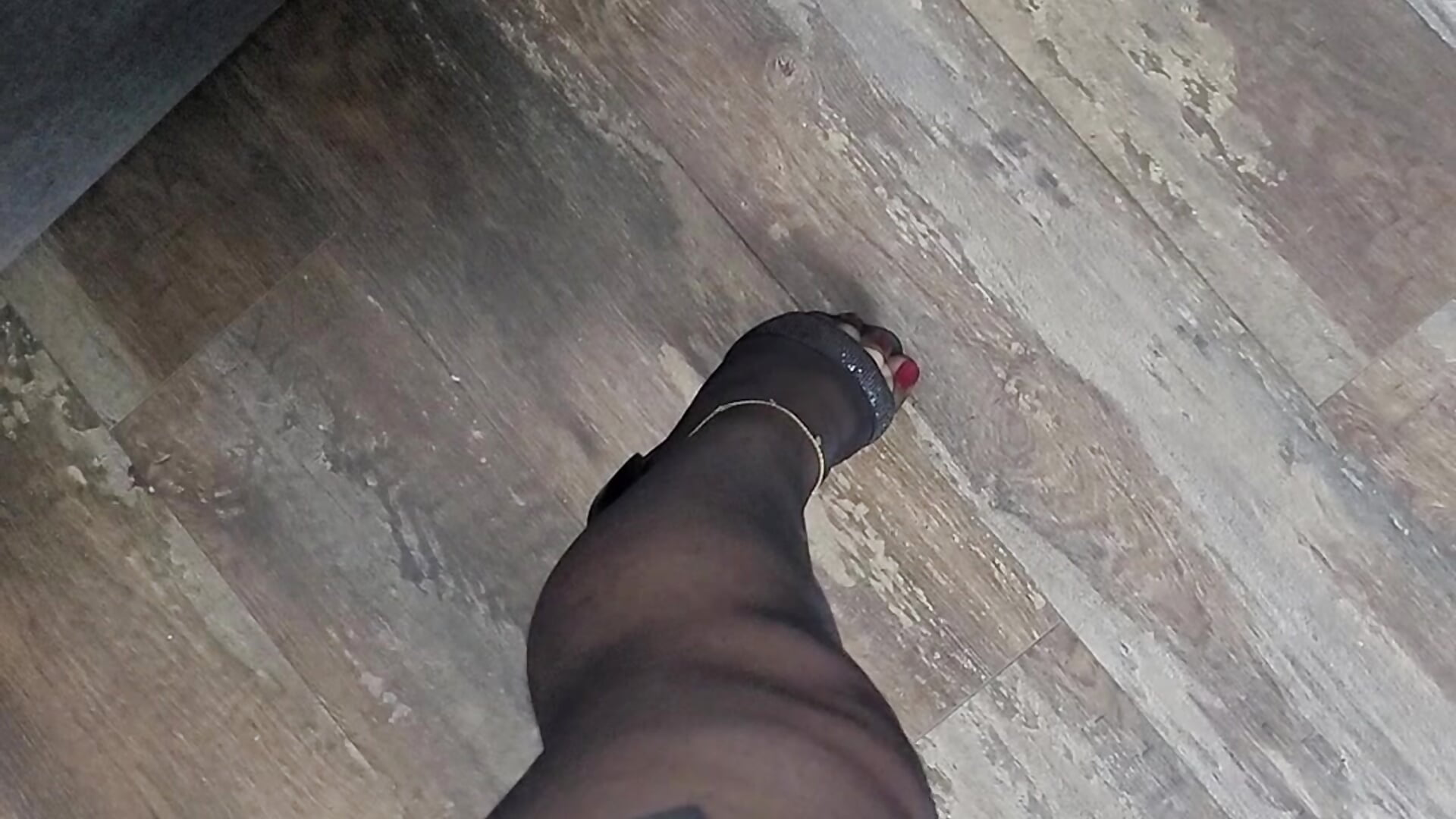 Easy to imagine how is to lay at my feet,waiting for a soft tease of my whip.. - 視頻由 TwistUrMind 主播提供